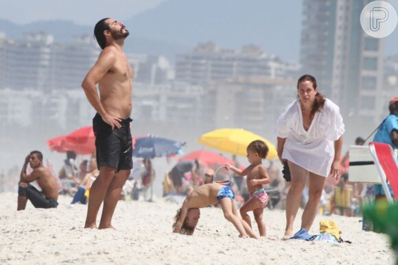 Vanessa e Thiago curtem praia com os filhos