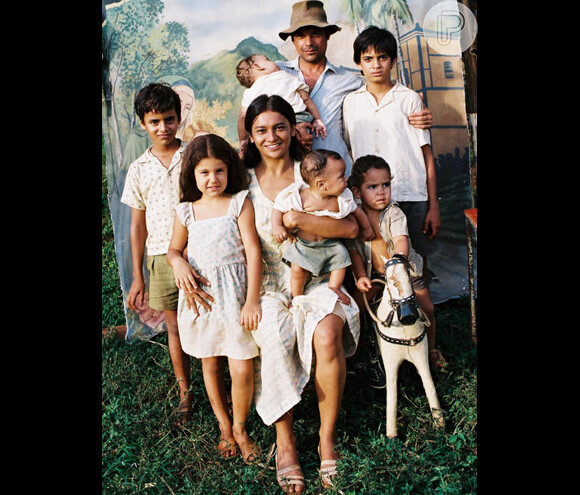 No cinema, Dira Paes viveu Helena, a mãe de Zézé di Camargo e Luciano, no longa chamado '2 Filhos de Francisco', em (2005)