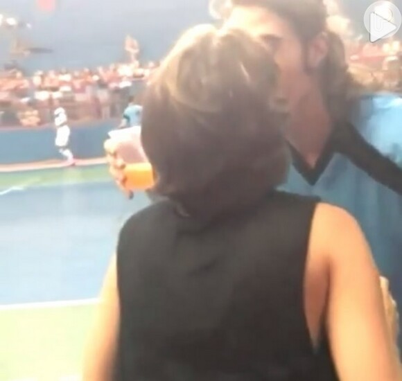 Rafael Vitti e Isabella Santoni entretanto, já foram flagrados aos beijos durante uma partida de futebol por um fã