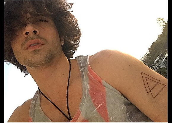 Fiuk faz nova tatuagem e divide opinião de fãs: 'Cheio de tattoo'. Cantor exibe novo triângulo no braço esquerdo em seu perfil no Instagram neste quarta-feira, 10 de junho de 2015