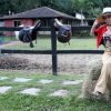 Zilu faz um ensaio fotográfico em uma fazenda no Rio usando vestido curto e rendado, no Rio de Janeiro
