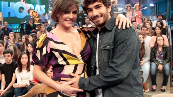 Deborah Secco, grávida de três meses, conheceu Hugo Moura no Instagram
