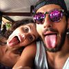 Deborah Secco conheceu o noivo, Hugo Moura, através do Instagram: segundo o jornal 'Extra', ela se interessou pelo surfista ao ver uma foto dele na rede social, o adicionou, e os dois começaram a conversar