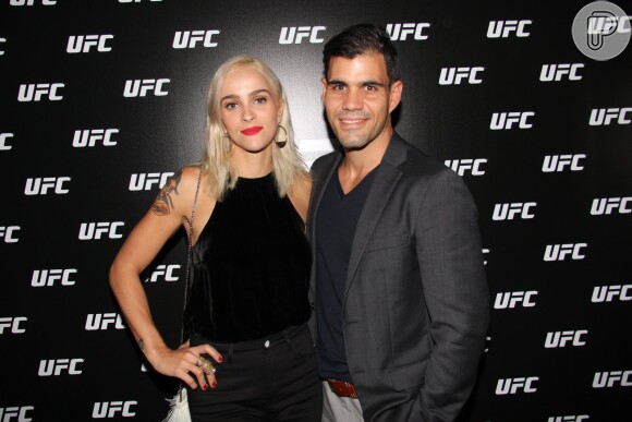 Juliano Cazarré e a mulher, Leticía Bastos, prestigiam a festa de lançamento do UFC 190, no Rio