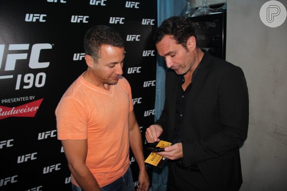 Howie D., dos Backstreet Boys, conversa com o diretor-geral do UFC no Brasil, Giovani Decker, em festa no Rio