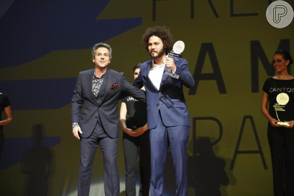 Alexandre Nero entregou o troféu do 26º Prêmio da Música Brasileira a Saulo Duarte e a Unidade, eleito Melhor Grupo na categoria Canção Popular
