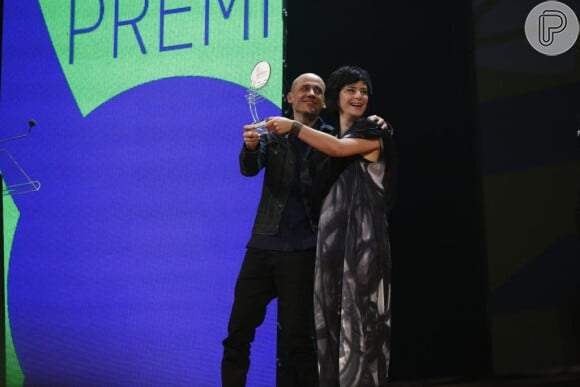 Fernanda Takai recebe seu troféu do da 26ª Edição do Prêmio da Música Brasileira, pelo Melhor Álbum na categoria Canção Popular