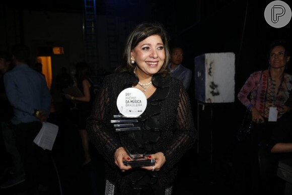 Emocionada, Roberta Miranda exibe o troféu do 26º Prêmio da Música Brasileira na categoria Melhor Cantora de Canção Popular