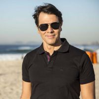 Claudio Lins grava primeiras cenas de 'Babilônia' na praia como personagem gay