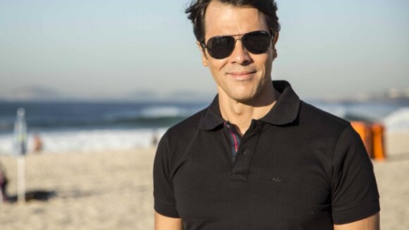Claudio Lins grava primeiras cenas de 'Babilônia' na praia como personagem gay