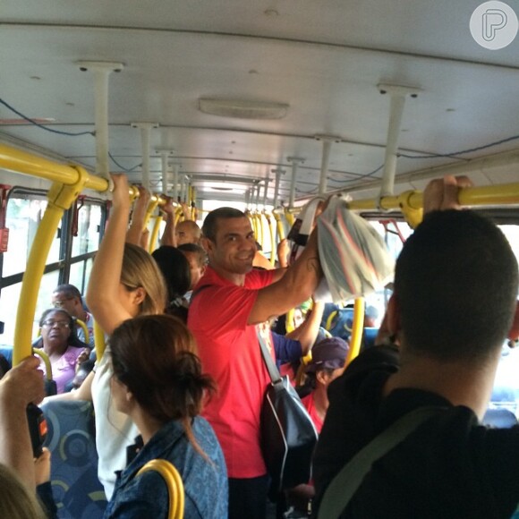 Joana Prado publicou em seu instagram foto do marido, Vitor Belfort, enquanto estavam dentro do ônibus