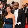 Kim Kardashian construiu quadra de basquete para o marido, Kanye West, no jardim da mansão do casal, como presente de aniversário