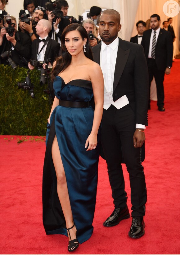 Kim Kardashian construiu quadra de basquete para o marido, Kanye West, no jardim da mansão do casal, como presente de aniversário