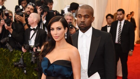 Kim Kardashian presenteia o marido com quadra de basquete construída no jardim