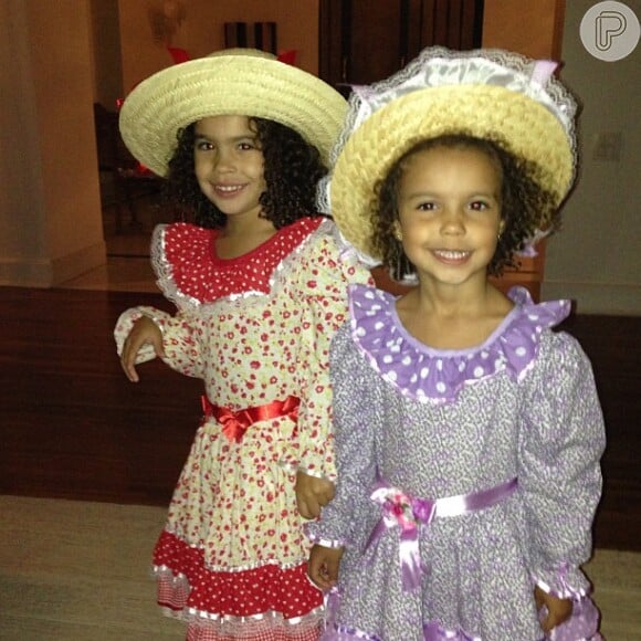 Ronaldo publicou as fotos das filhas, Maria Sophia e Maria Alice, de 4 e 2 anos respectivamente, prontas para uma festa junina, em 7 de junho de 2013