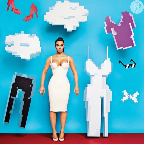Kim Kardashian vestiu um sutiã branco de látex da grife Atsuko Kudo para a capa da 'AdWeek Magazine'
