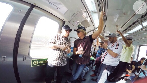 Disfarçados, Gugu e Rodrigo Faro tomam água e circulam no metrô em São Paulo