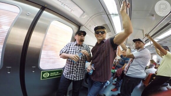 Disfarçados, Gugu e Rodrigo Faro andam de metrô em São Paulo