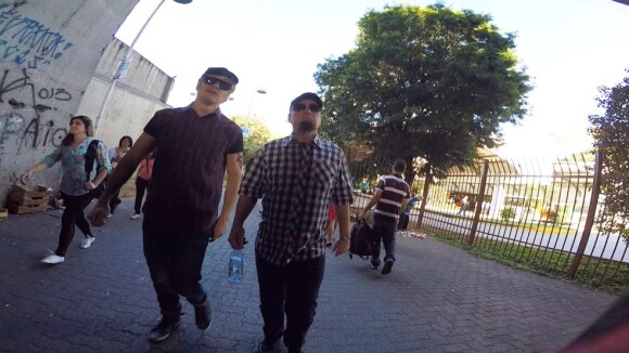 Gugu e Rodrigo Faro andam pelas ruas de São Paulo usando bigode, barba e óculos escuros para não serem reconhecidos