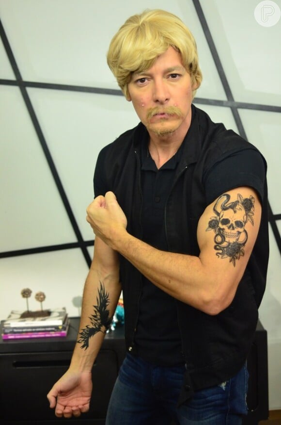 Rodrigo Faro aparece tatuado e de peruca loira em seu programa 'A Hora do Faro', na Record