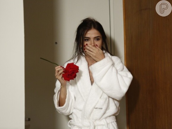 Margot (Maria Casadevall) é expulsa do quarto de Benjamin (Maurício Destri) sem roupa e, ao sair na rua, é filmada nua e o vídeo se torna viral na internet, na novela 'I Love Paraisópolis', em 16 de junho de 2015