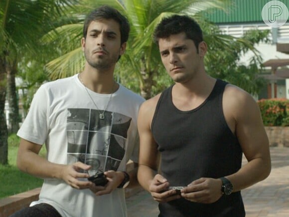 Guto (Bruno Gissoni) e Fred (Felipe Ribeiro) são melhores amigos, na novela 'Babilônia'