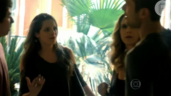 Giovanna (Agatha Moreira) e Pia (Guilhermina Guinle) têm discussão em família após a mãe descobrir que a filha deu festa em casa sem o seu consentimento