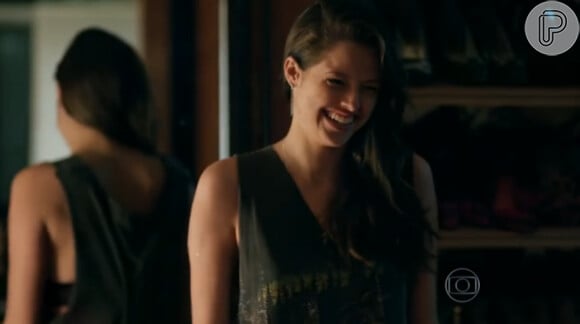 Giovanna (Agatha Moreira) ri ao descobrir que Arlete (Camila Queiroz) será modelo em evento
