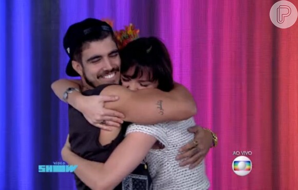 Caio Castro deu um abração em Monica Iozzi e disse que foi até lá especialmente para levar as flores para ela