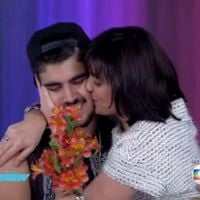 Caio Castro entrega flores a Monica Iozzi e simula beijo: 'Dia dos namorados'