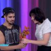 Caio Castro invadiu o 'Vídeo Show' nesta sexta-feira, 12 de junho de 2015, para levar flores para Monica Iozzi. 'Hoje é dia dos namorados', justificou
