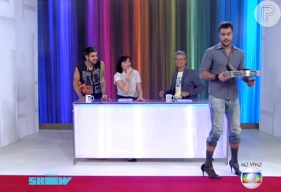 Joaquim Lopes entrou no estúdio do 'Vídeo Show' usando sapatos de salto alto, para empolgação de Monica Iozzi