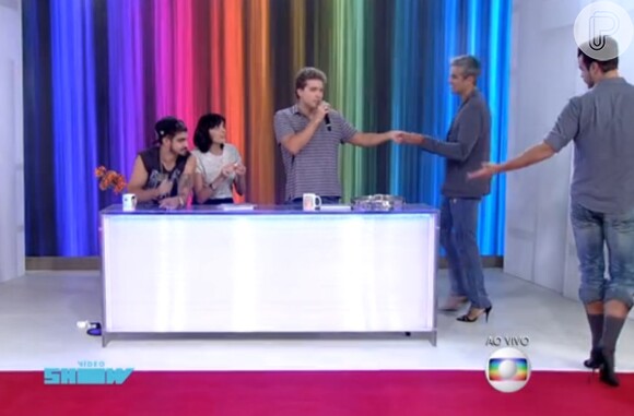 Otaviano Costa e Joaquim Lopes usaram sapato de salto alto durante o 'Vídeo Show'