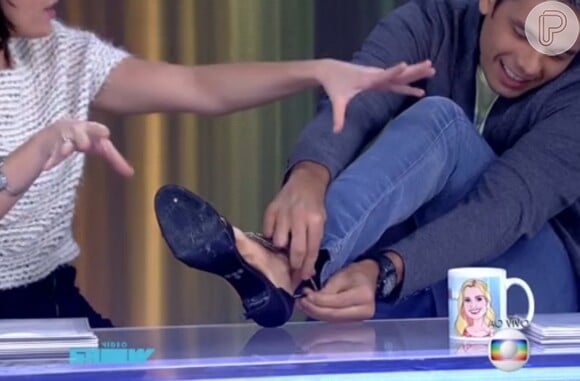 Otaviano Costa calçou sapato de salto durante o 'Vídeo Show'