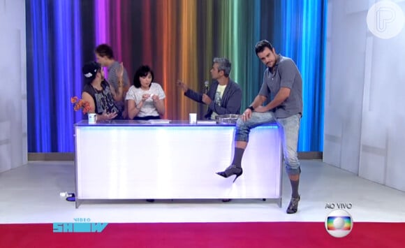 Joaquim Lopes senta na bancada do 'Vídeo Show' e posa com seu salto alto