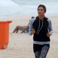 Grazi Massafera emagrece correndo na praia para nova fase de 'Verdades Secretas'