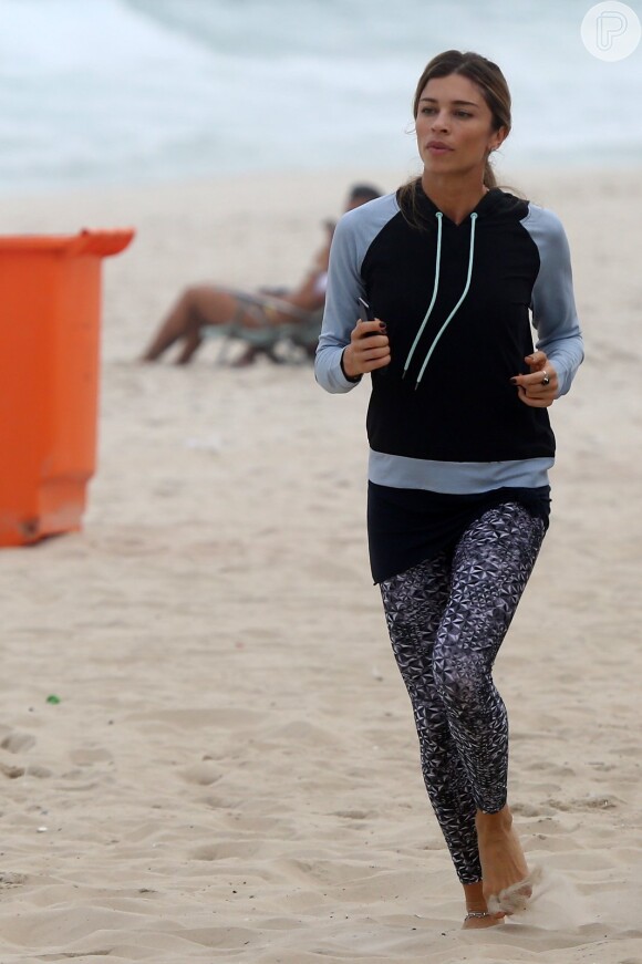 Grazi Massafera aproveitou a tarde desta sexta-feira, 12 de junho de 2015, para praticar atividades físicas na praia da Barra da Tijuca, no Rio de Janeiro