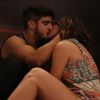 Mari (Bruna Marquezine) não resiste e beija Grego (Caio Castro), na novela 'I Love Paraisópolis'