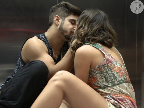 Benjamin (Maurício Destri) vê Mari (Bruna Marquezine) e Grego (Caio Castro) aos beijos, na novela 'I Love Paraisópolis', em 12 de junho de 2015