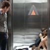A porta do elevador se abre e Benjamin (Maurício Destri) se depara com Mari (Bruna Marquezine) e Grego (Caio Castro) aos beijos, na novela 'I Love Paraisópolis'