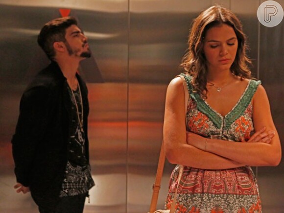 Uma pane e queda de energia deixa Mari (Bruna Marquezine) e Grego (Caio Castro) presos no elevador, em 'I Love Paraisópolis'