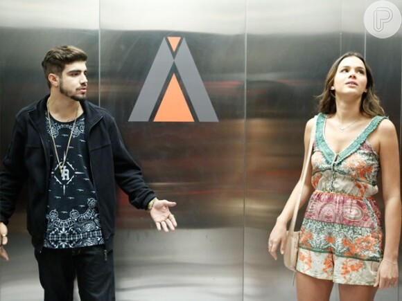 Mari (Bruna Marquezine) e Grego (Caio Castro) se encontram num elevador da Pilartex, em 'I Love Paraisópolis'