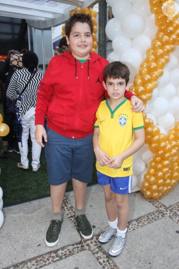 Rodrigo e João Guilherme, filhos de Fausto Silva, prestigiaram o aniversário de Luca