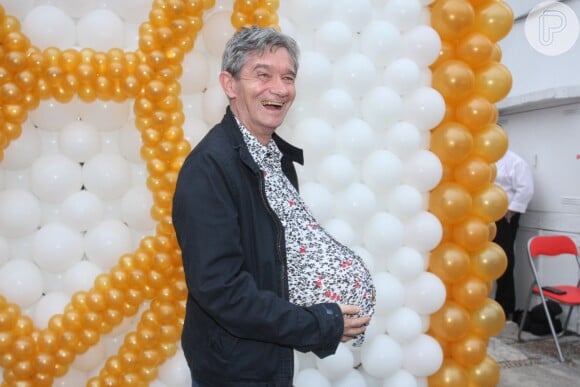 Serginho Goisman chegou sozinho à festa. O comunicador, que vai ser pai ainda este mês, colocou um balão de gás na barriga para representar sua mulher, Fernanda Molina