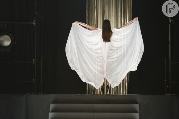 Angel (Camila Queiroz) desfila passarela pela primeira vez como modelo na novela 'Verdades Secretas', da Globo