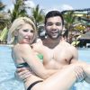 Antonia Fontenelle e Jonathan Costa se divertem piscina de parque aquático em Fortaleza, no Ceará