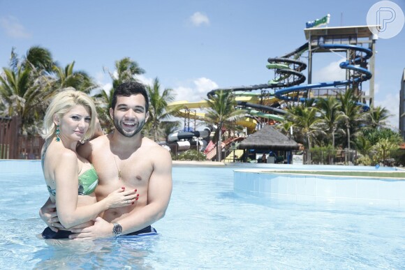 Antonia Fontenelle e Jonathan Costa se divertem em parque aquático em Fortaleza, no Ceará, nesta sexta-feira, 12 de junho de 2015