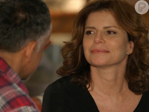 Depois do beijo, Lígia (Debora Bloch) diz a Vicente (Angelo Antonio) que se precipitou, na novela 'Sete Vidas'