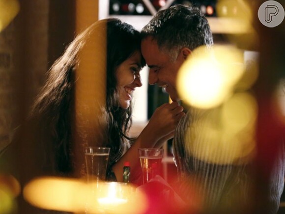 Vicente (Angelo Antonio) está namorando Luisa (Eline Porto), na novela 'Sete Vidas'