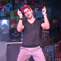Juliano Cazarré dança em baile funk prestes a viver MC em 'A Regra do Jogo'